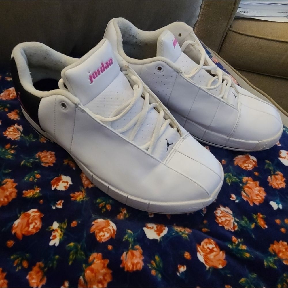Air Jordan Team Elite 2 Low - women's size 11 - EUC - white, black and pink